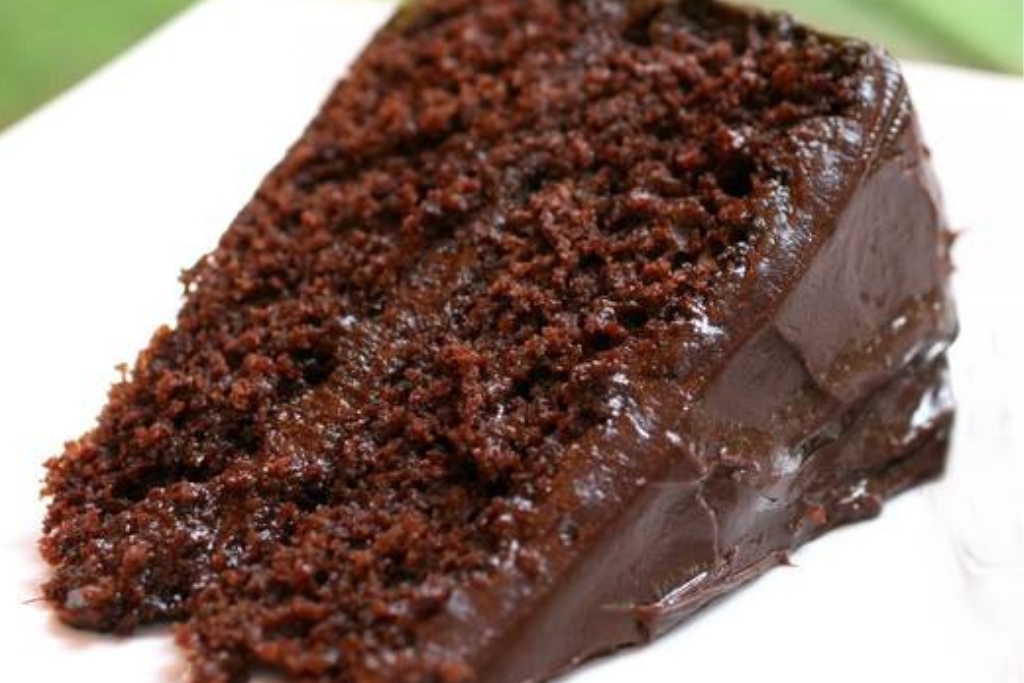 Bolo de chocolate molhadinho e aerado, fica muito fofinho e suculento