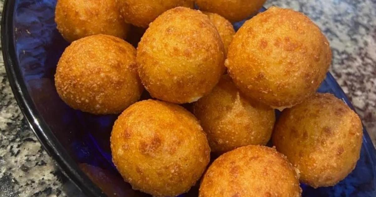 Bolinha de queijo com 3 ingredientes fácil e pode ser servido como petisco