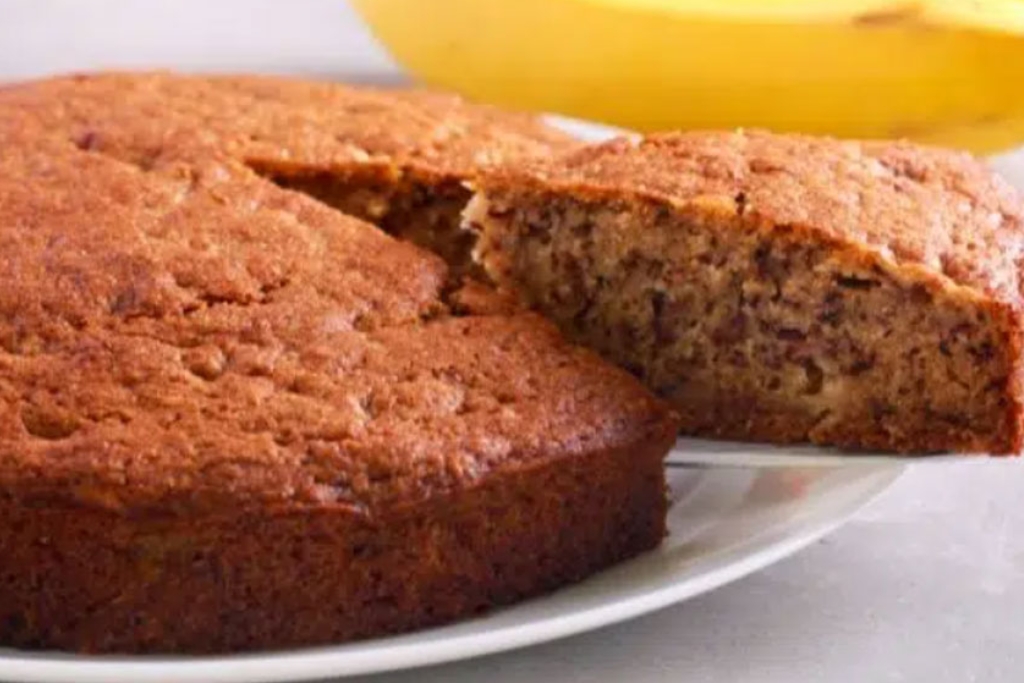 Bolo de banana simples e fofinho, para comer no café da manhã, vem ver