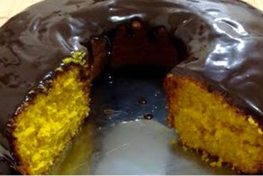 Bolo de cenoura fácil com uma deliciosa calda de chocolate dá água na boca