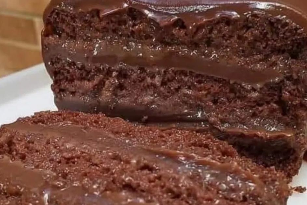 Bolo de chocolate com recheio e cobertura de brigadeiro, ninguém vai resistir