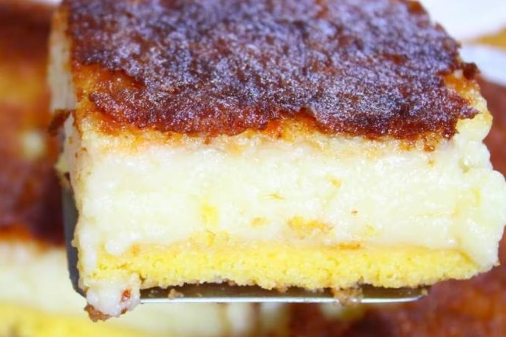 Bolo de fubá cremoso com coco ralado, o meu favorito e com certeza será o seu também