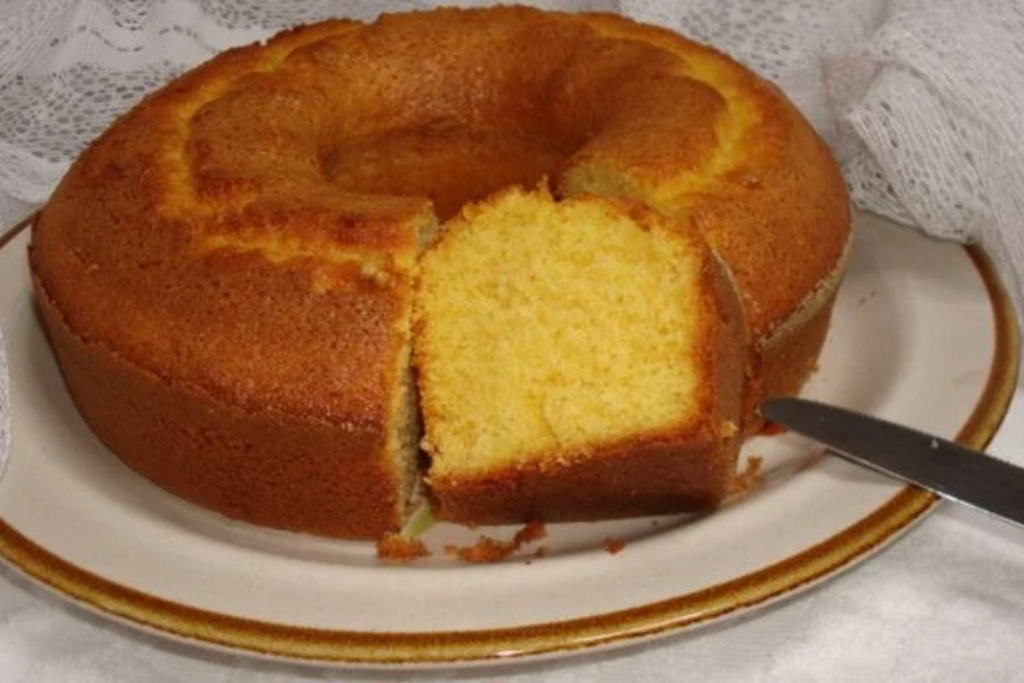 Bolo de fubá, essa típica receita da cozinha de vó, fica simplesmente delicioso e pratico