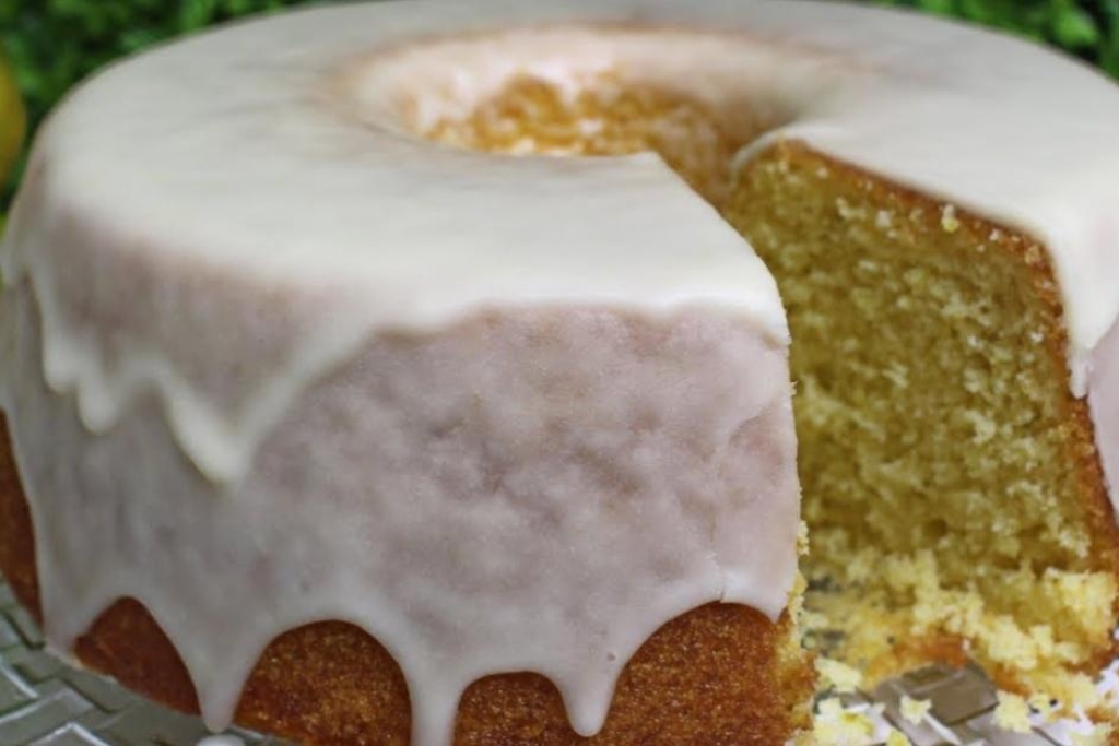 Bolo de laranja com cobertura durinha, é um bolo fofinho e delicioso que tem gosto de infância