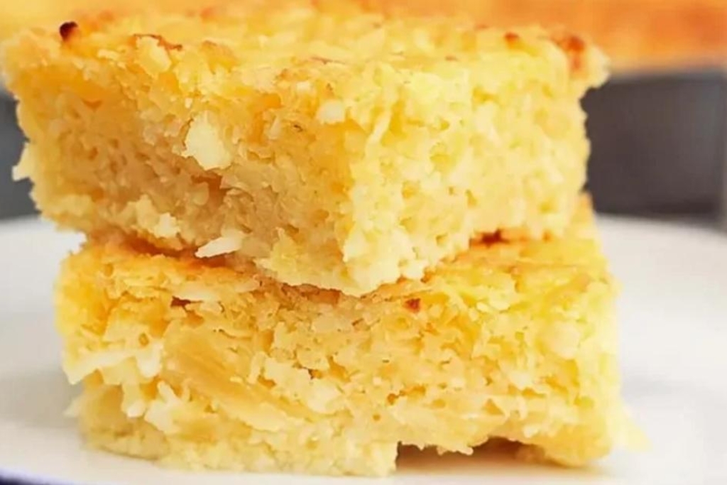 Bolo de mandioca de tabuleiro, perfeito com cafezinho passado na hora