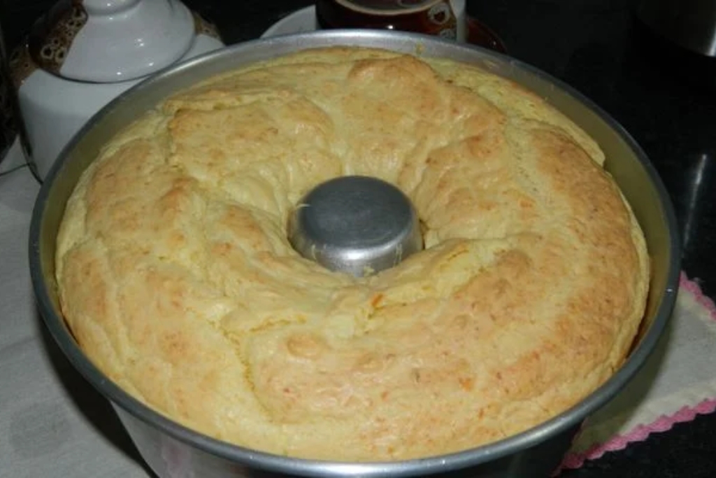 Bolo pão de queijo de liquidificador, um pão de queijo gigante feito na forma de pudim