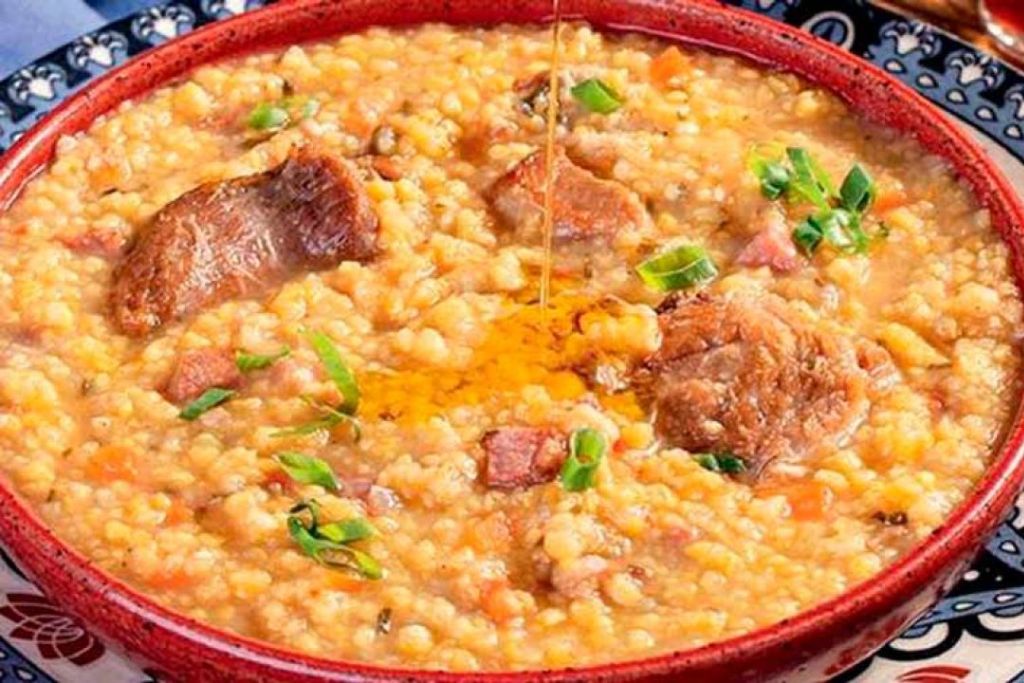 Canjiquinha mineira com linguiça e costelinha, é o tipo de comida ...