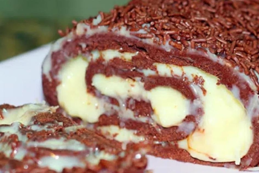 Rocambole de chocolate e creme branco, fica delicioso é de comer com os olhos