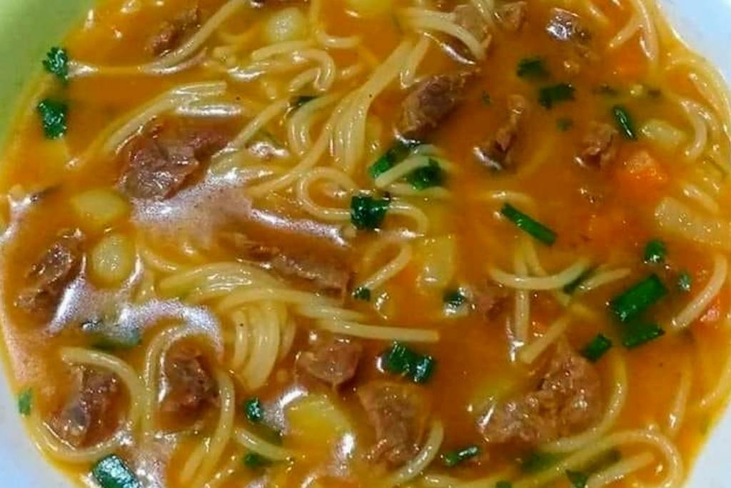 Sopa de carne e legumes, simples e perfeita para os dias frios