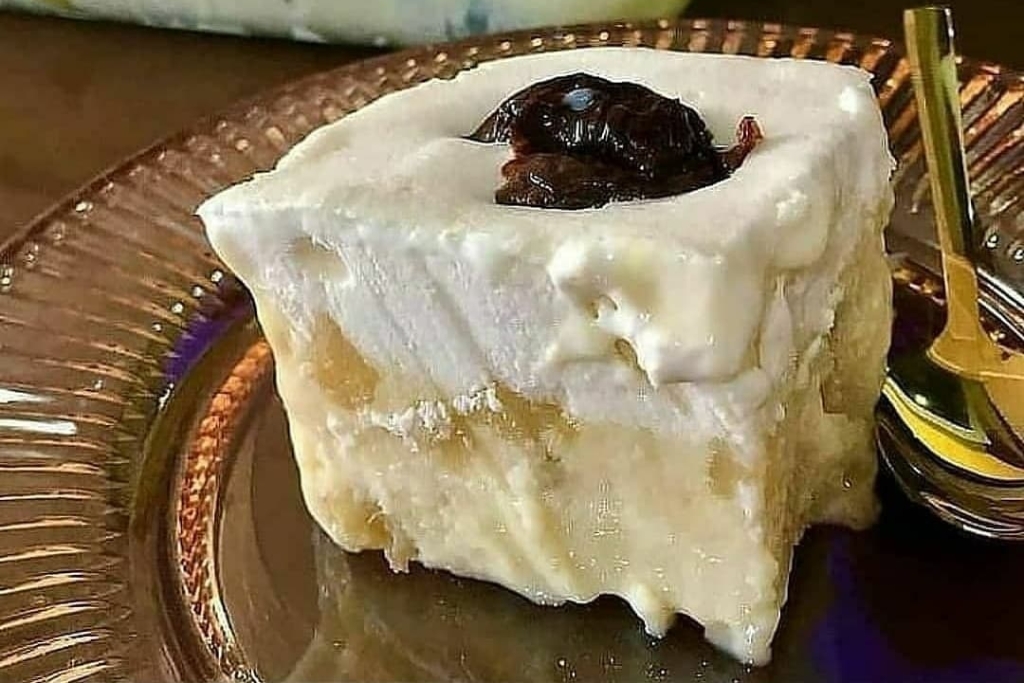 Torta gelada de abacaxi com ameixas, uma sobremesa super prática e deliciosa